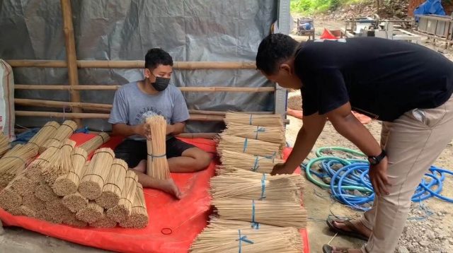Jelang Idul Adha, Berkah Produsen Tusuk Sate Kelurahan Ronowijayan Ponorogo Kewalahan Orderan