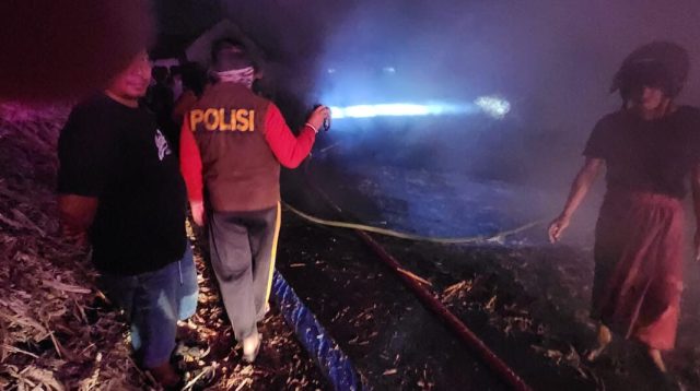 Diduga “Konslet” Listrik, Pabrik Gula Jawa di Dusun Tugu Terbakar, Kerugian Sekitar Rp 200 Juta, Produksi Bisa Terancam
