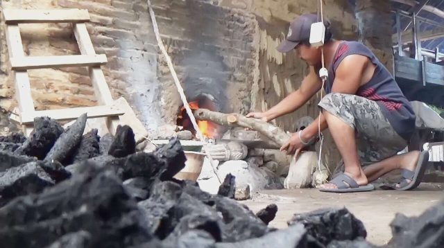 Jelang Hari Raya Kurban, Pesanan Arang di Kabupaten Jombang Melonjak 70 Persen