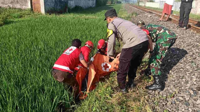 Kantongi Uang Rp 6,8 Juta, Lansia Asal Kediri Diduga Tabrakkan Diri ke Kereta Api, Motifnya Masih Dalam Penyelidikan