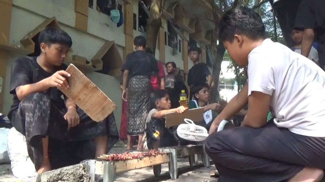 “Nyate Massal”, Tradisi Para Santri Pondok Pesantren Tebuireng Jombang, Usai Membagikan Daging Kurban ke Masyarakat