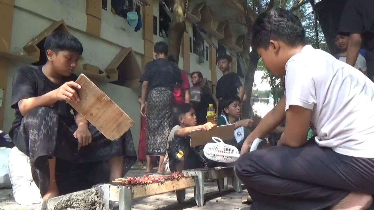“Nyate Massal”, Tradisi Para Santri Pondok Pesantren Tebuireng Jombang, Usai Membagikan Daging Kurban ke Masyarakat