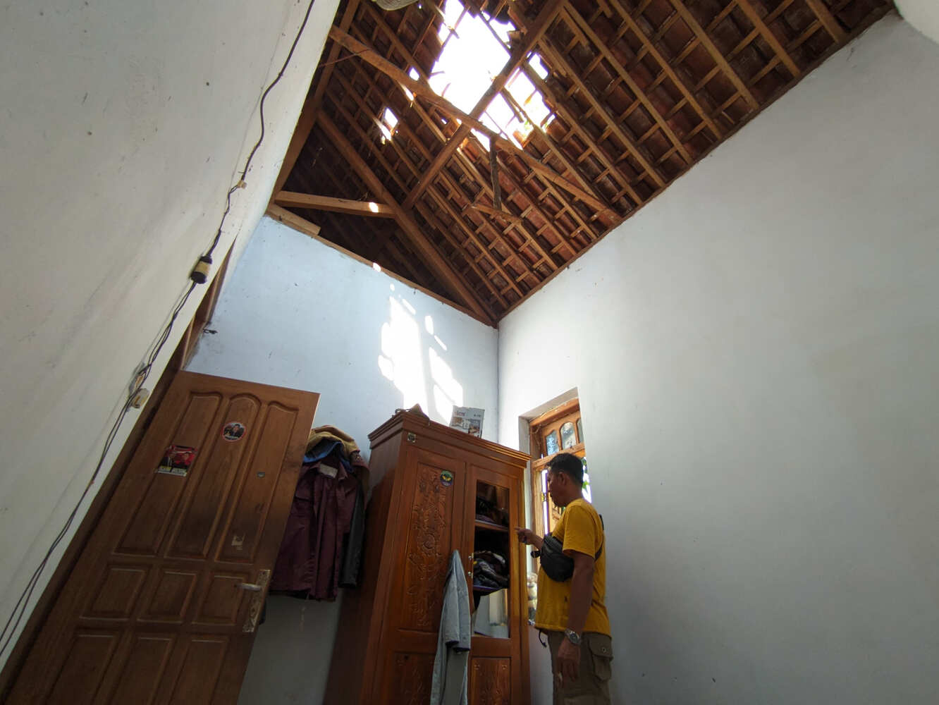 Tertimpa “Bom” Balon Udara, Rumah Warga Desa Dadapan Ponorogo Hancur