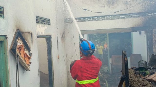 Ditinggal ke Sawah, Rumah Kakek di Dusun Slorok Blitar Terbakar, Uang Jutaan di Kasur Hangus