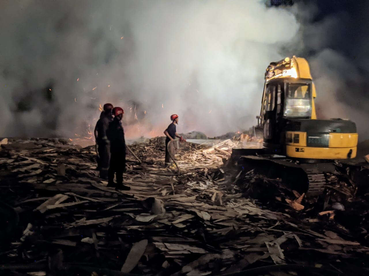 Korsleting Listrik, Gudang Rosok di Blitar Ludes