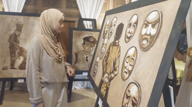 Jelang Hari Bhayangkara Ke 78, Lukisan Berbahan “Cethe” Dipamerkan
