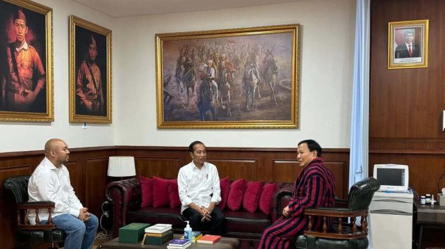 Presiden Jokowi Jenguk Prabowo Subianto Usai Operasi Cedera Kaki Kiri