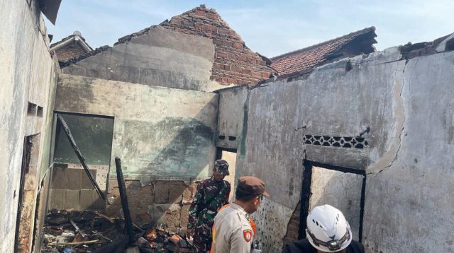 Kebakaran Hebat Hanguskan Tiga Rumah dan Satu Mobil di Jogoroto Jombang, Kerugian Sekitar Rp 600 Juta