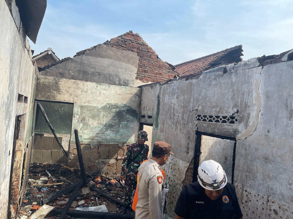 Kebakaran Hebat Hanguskan Tiga Rumah dan Satu Mobil di Jogoroto Jombang, Kerugian Sekitar Rp 600 Juta