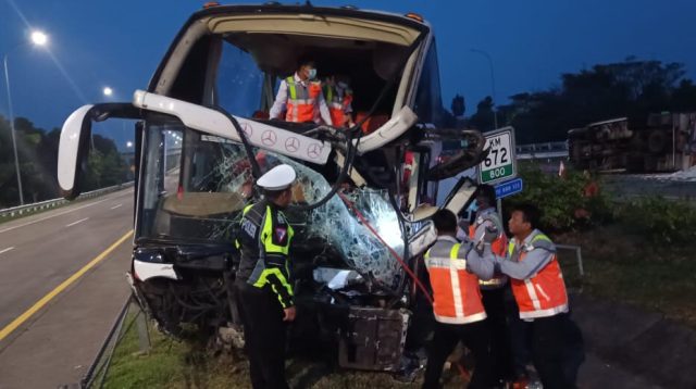 Diduga Mengantuk, Bus Tabrak Belakang Truk Muatan Batu Alam di Tol Jombang - Mojokerto, Kondektur Tewas