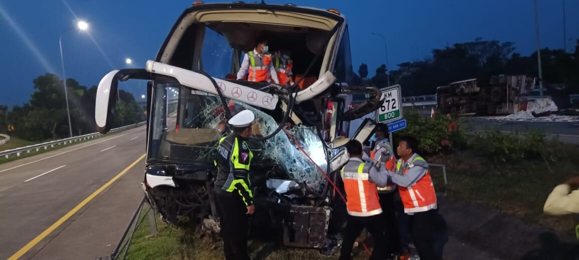 Diduga Sopir Mengantuk, Bus di Jombang Tabrak Truk, Kondektur Tewas