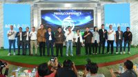 Ketua Umum PSSI Erick Thohir bersama mitra kerja ketika meluncurkan kompetisi BRI Liga 1 di Jakarta.