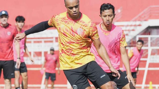 Jamu Dewa United, Singo Edan Incar Tiga Poin
