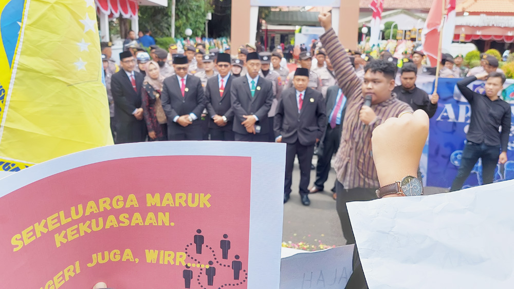 Pelantikan 45 Legislatif Trenggalek Diwarnai Aksi Demo, Mahasiswa Lantik Lagi Pakai Prosesi Banyu Kembang