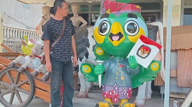 Mengenal Agus Rujito, Seniman Pembuat Patung Si Jali Maskot Pilkada