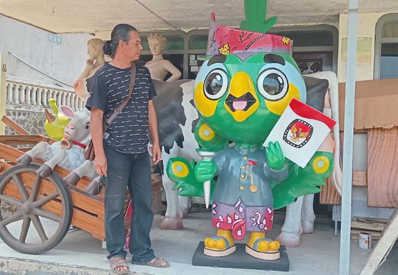 Mengenal Agus Rujito, Seniman Pembuat Patung Si Jali Maskot Pilkada