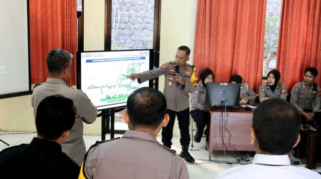 Polres Trenggalek simulasikan pengamanan Pilkada dengan menggunakan Electronic Tactical Game atau menampilkan dunia nyata secara virtual.