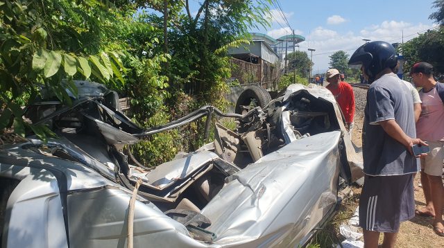 Kecelakaan KA kontra mobil Avanza terjadi di Desa Plosokandang Tulungagung.