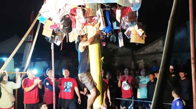 Memeriahkan HUT RI, Warga Desa Sambi Gelar Lomba Panjat Gedebok