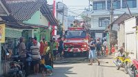 Mobil pemadam kebakaran saat berada di komplek Pondok Pesantren Kota Kediri.