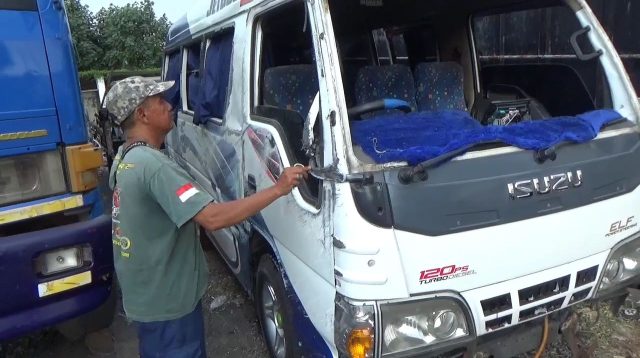 Diduga Angkut Rombongan Pesilat, Elf Terguling di Jombang