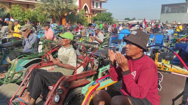 Ribuan Tukang Becak di Jombang Dapat Sembako dari Keluarga Pengusaha Potong Ayam, Ternyata Ini Tujuannya