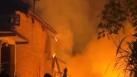 Murah, warga Ponorogo, maunya membakar limbah untuk penghangat ternaknya, sekaligus mengusir nyamuk