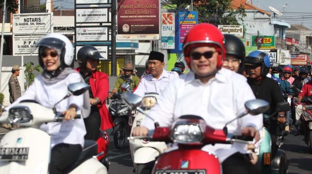 Diantar Ribuan Pendukung, Mas Dhito dan Mbak Dewi Daftar ke KPU