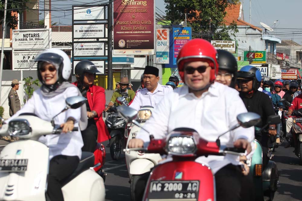 Diantar Ribuan Pendukung, Mas Dhito dan Mbak Dewi Daftar ke KPU