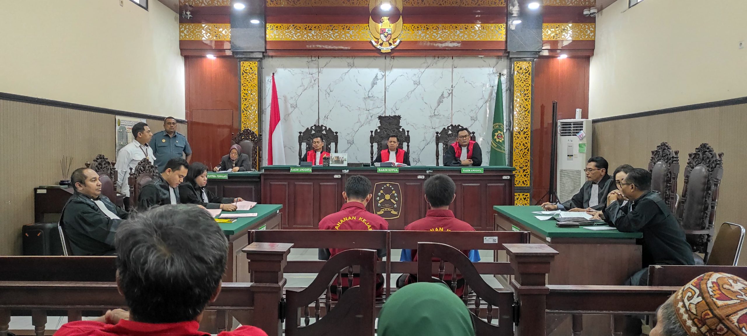 Dua terdakwa MAA (19) dan MNI (18) yang diduga menganiaya hingga menyebabkan Bintang Balqis Maulana (14) meninggal dunia menjalani sidang tuntutan