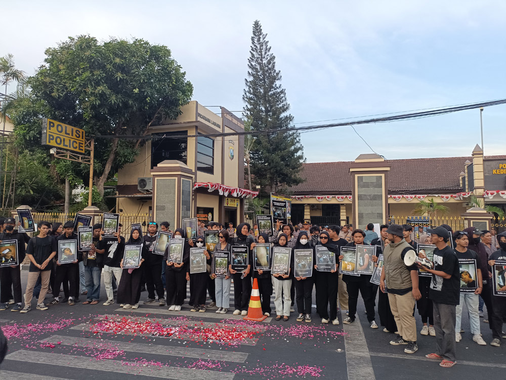 Kecam Aksi Kekerasan, Demo di Depan Polres Kediri Kota 
