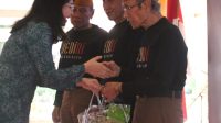 Menyambut rangkaian Gempita Kemerdekaan RI ke-79, Wakil Bupati Kediri dan istri bupati kompak menyerahkan bingkisan kepada veteran