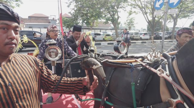 Unik, Satu Anggota DPRD Kabupaten Blitar Menuju Pelantikan DPRD, Naik Delman 