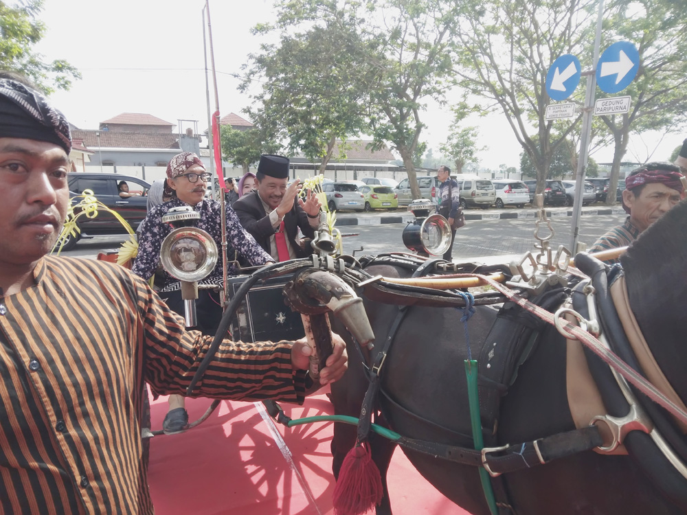 Unik, Satu Anggota DPRD Kabupaten Blitar Menuju Pelantikan DPRD, Naik Delman 