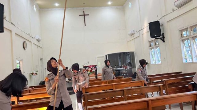 Peringati HUT ke-76 Polwan, Polres Madiun Kota Gelar Baksos dan Bersihkan Tempat Ibadah
