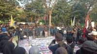 Serukan “Boikot Pilkada”, Ratusan Massa Demo di Depan Kantor DPRD Kota Kediri