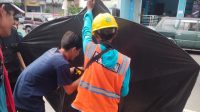 Layangan tersangkut kabel listrik