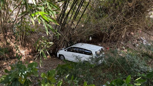 Toyota Innova masuk sungai