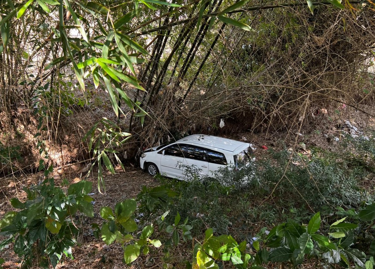 Toyota Innova masuk sungai