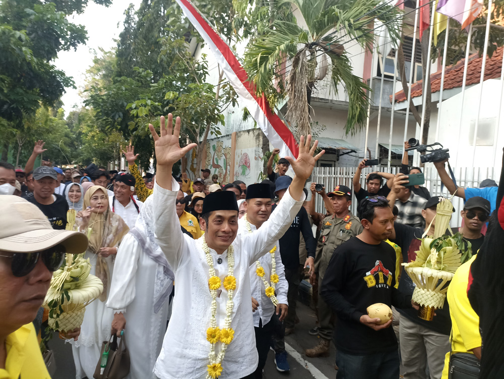 Dikawal Ribuan Pendukung, Paslon BonUs Mendaftar ke KPU 