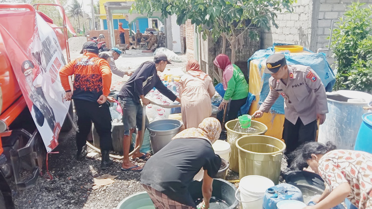 Sembilan Desa di Kabupaten Tulungagung Kekeringan, Polres Tulungagung Kirim 100 Truk Tangki Air Bersih