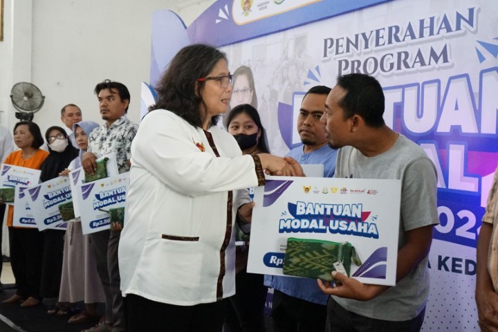 pj wali kota kediri serahkan bantuan dbhcht