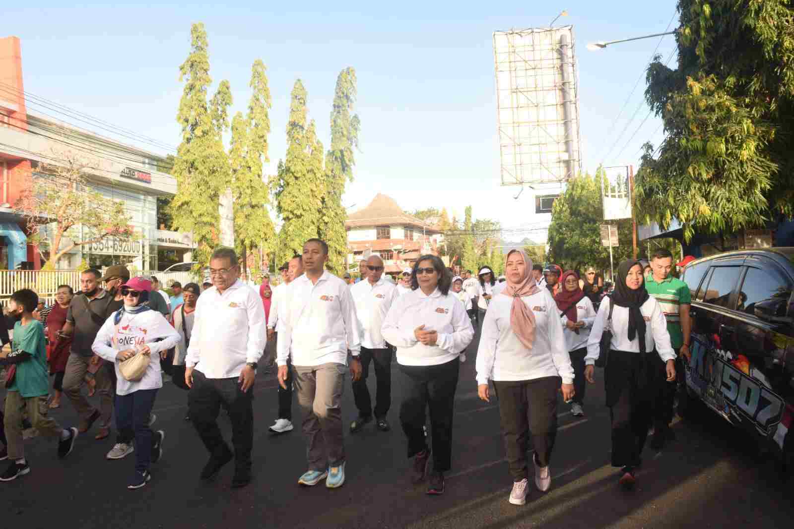Pj Wali Kota Kediri Zanariah Berangkatkan Jalan Sehat Harmoni