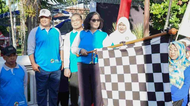 Pj Wali Kota Kediri Zanariah Berangkatkan dan Ikuti Jalan Sehat Hari Koperasi ke-77