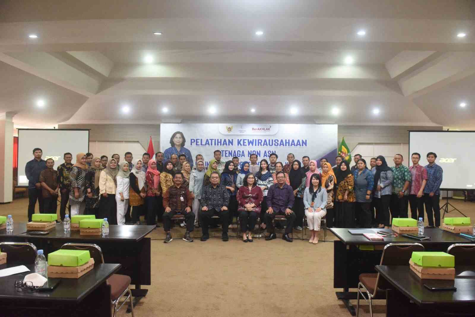 Pj Walikota Zanariah Beri Arahan Saat Pelatihan Kewirausahaan Bagi Tenaga Non ASN 