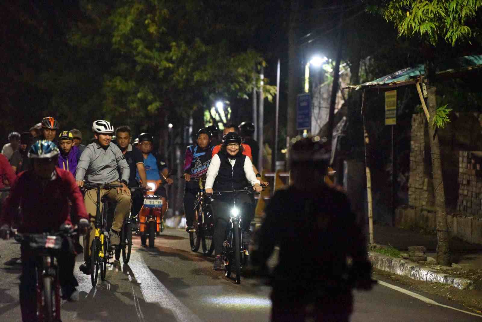 Pj Walikota Zanariah Gowes Bareng Kapolres dan Masyarakat Kediri Night Ride