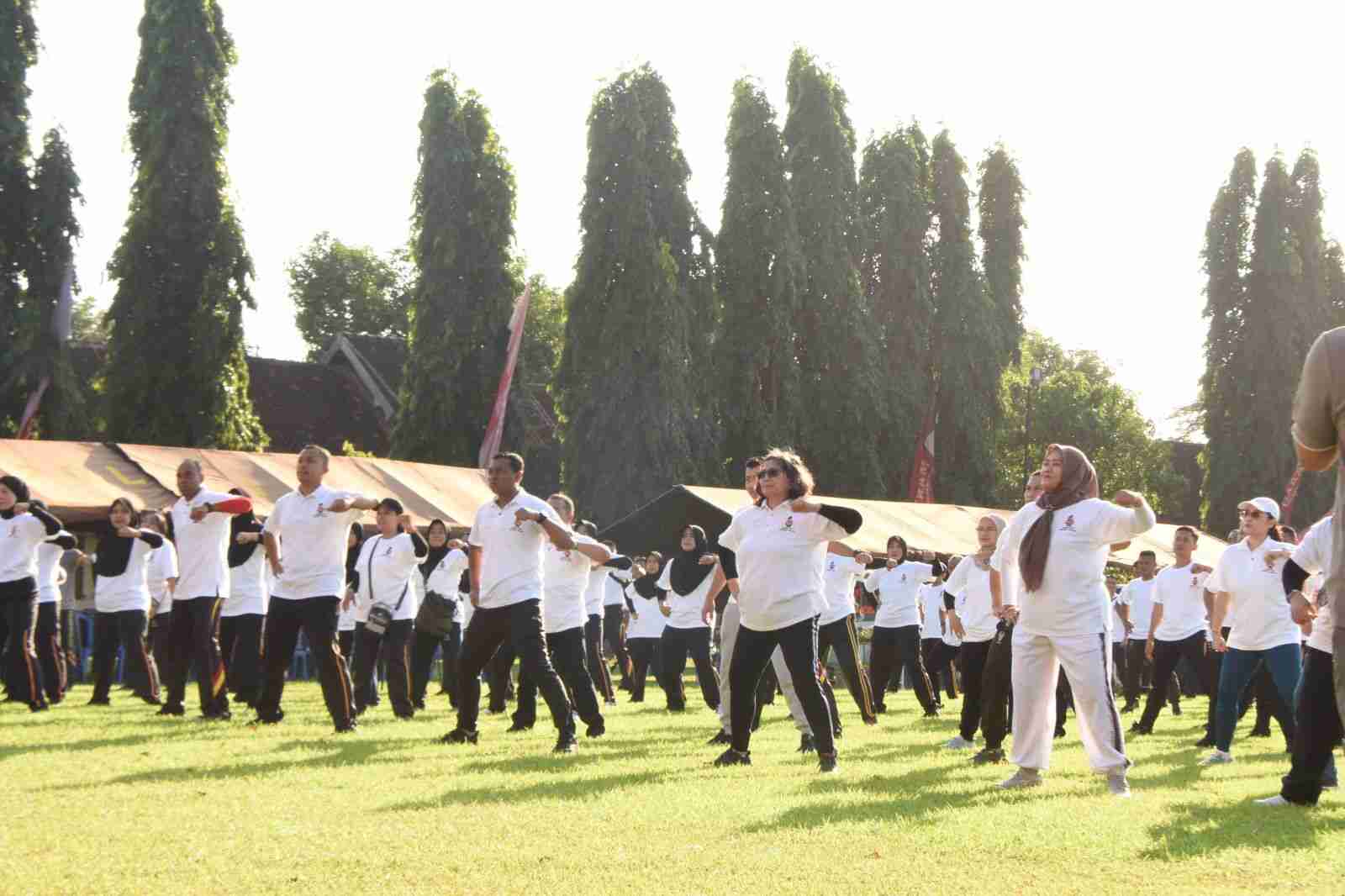 Pj Wali Kota Kediri Jalan Sehat dan Senam Bersama HUT ke-78 Bhayangkara