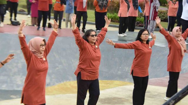 Senam Sehat Bersama Dharma Wanita Persatuan, Pj Wali Kota Kediri Apresiasi Perempuan Aktif Berkegiatan