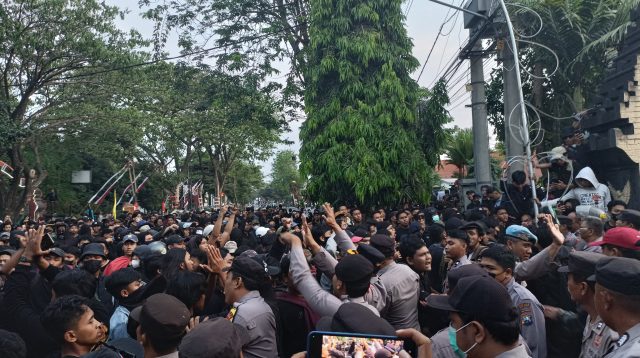 unjuk rasa kawal putusan MK Kota Kediri ricuh