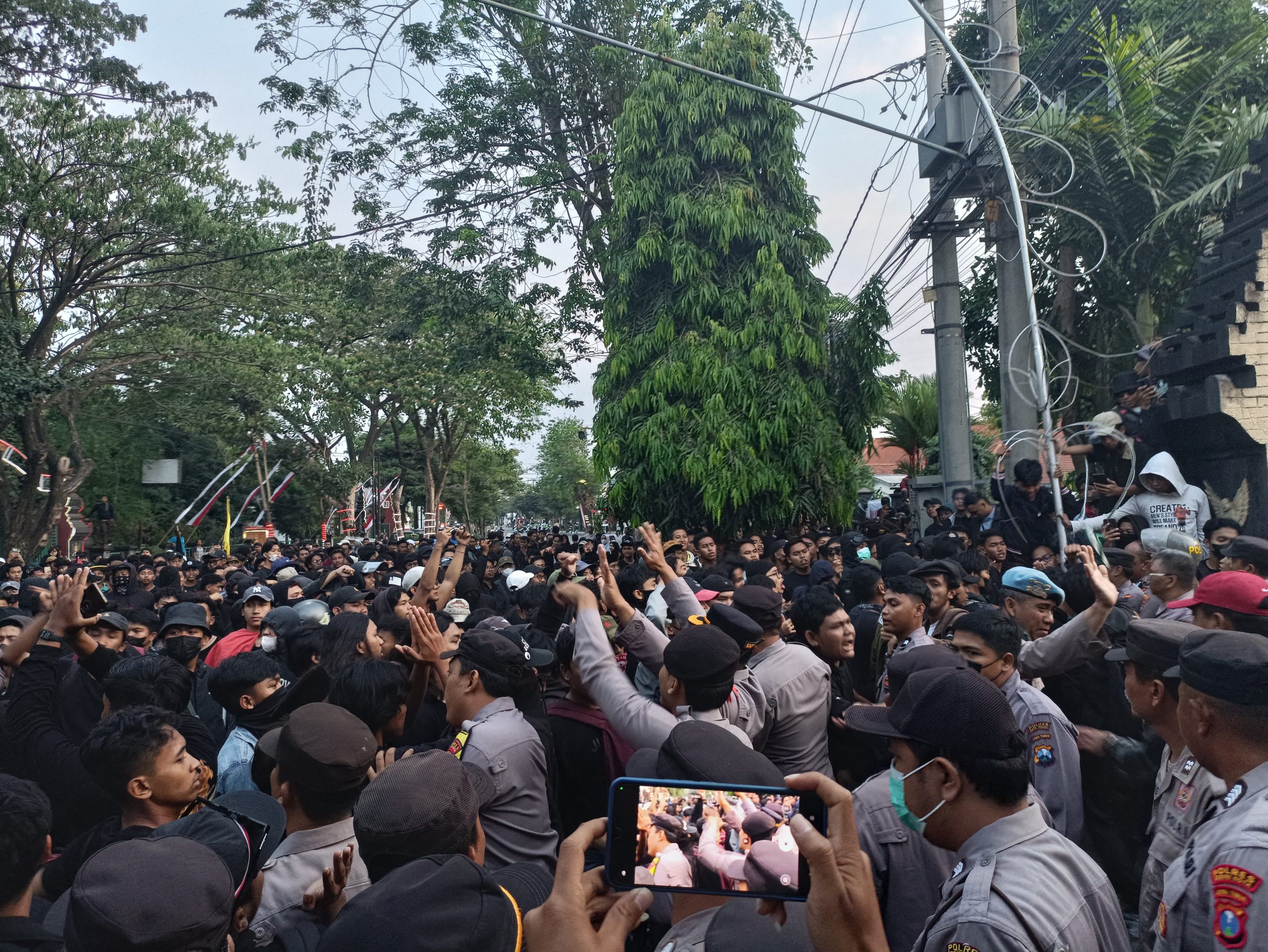 unjuk rasa kawal putusan MK Kota Kediri ricuh
